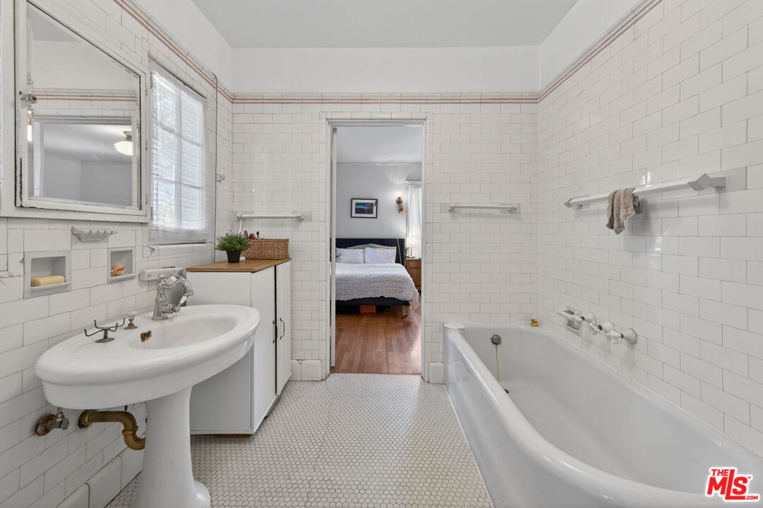 1614 Virginia Road Los Angeles, CA 90019 - Photo 18 of 26 Gallery Image 18