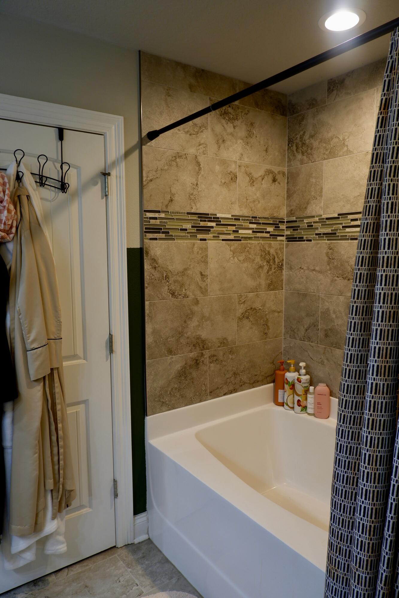 6841 Nelson Street Navarre, FL 32566 - Photo 10 of 14 a bathroom with a bathtub