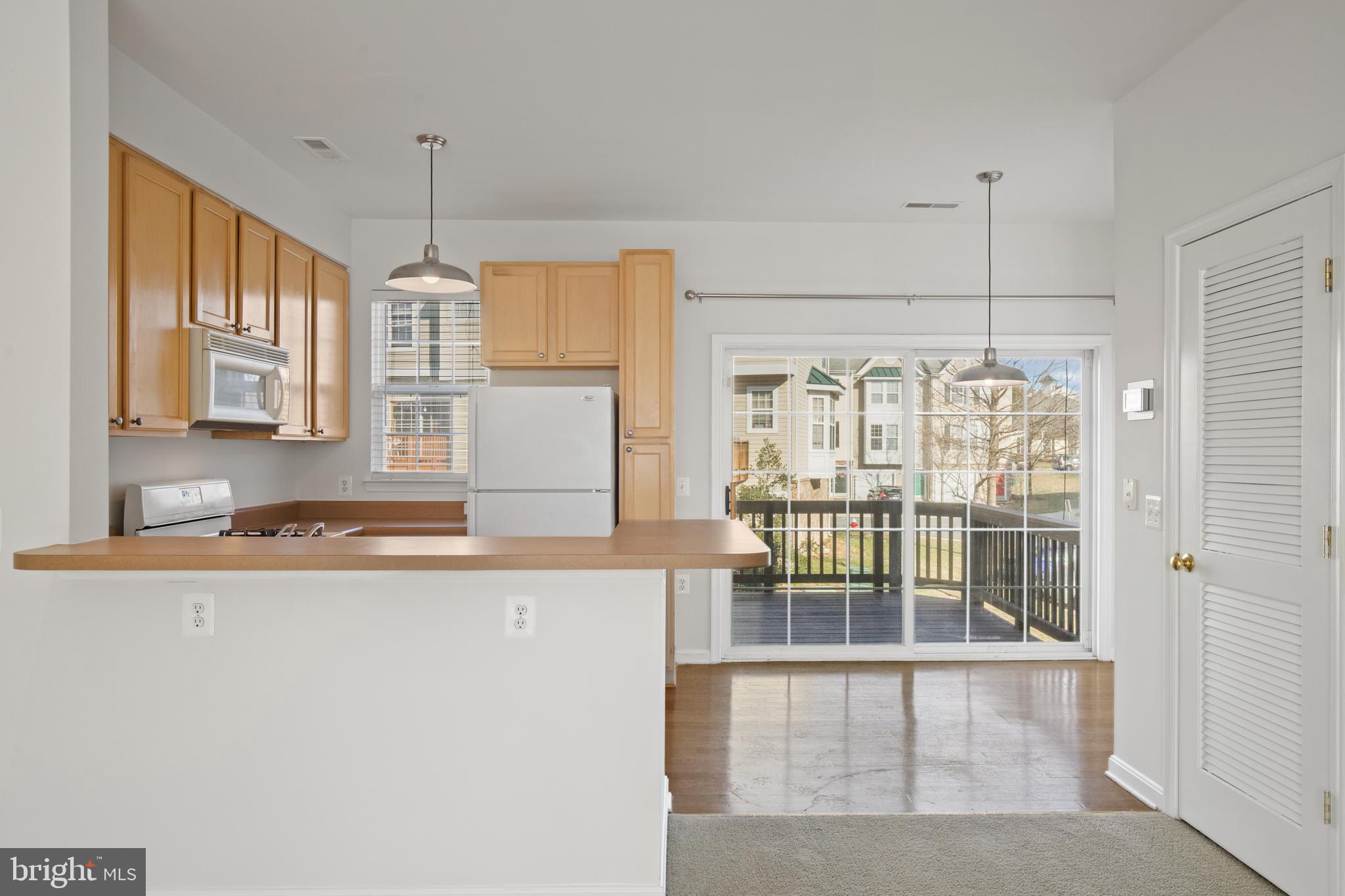 22941 Fontwell Square Sterling, VA 20166 - Photo 13 of 35 Updated Kitchen