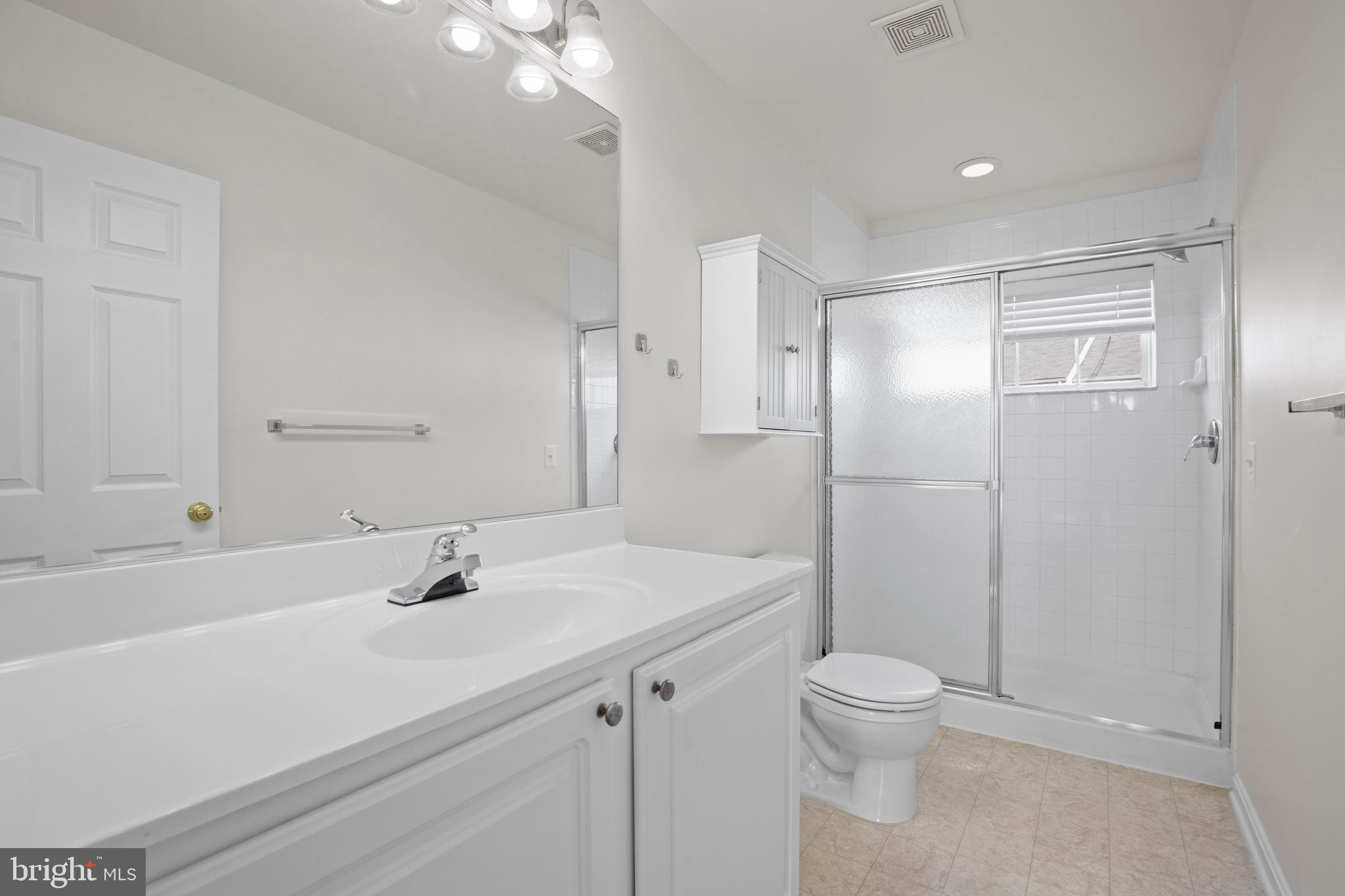 22941 Fontwell Square Sterling, VA 20166 - Photo 19 of 35 Primary Suite-Private Bathroom