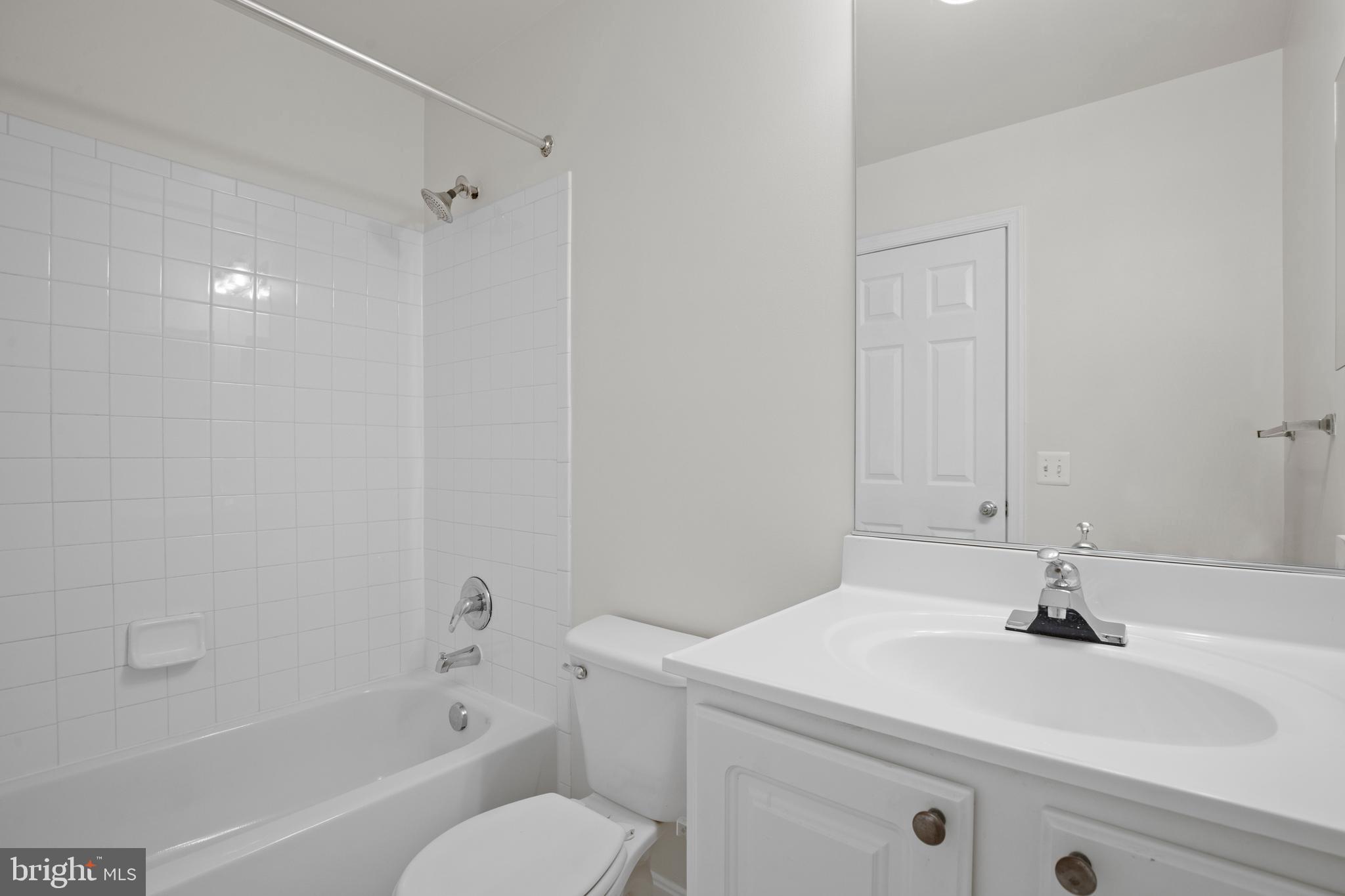 22941 Fontwell Square Sterling, VA 20166 - Photo 21 of 35 Hallway Full Bath