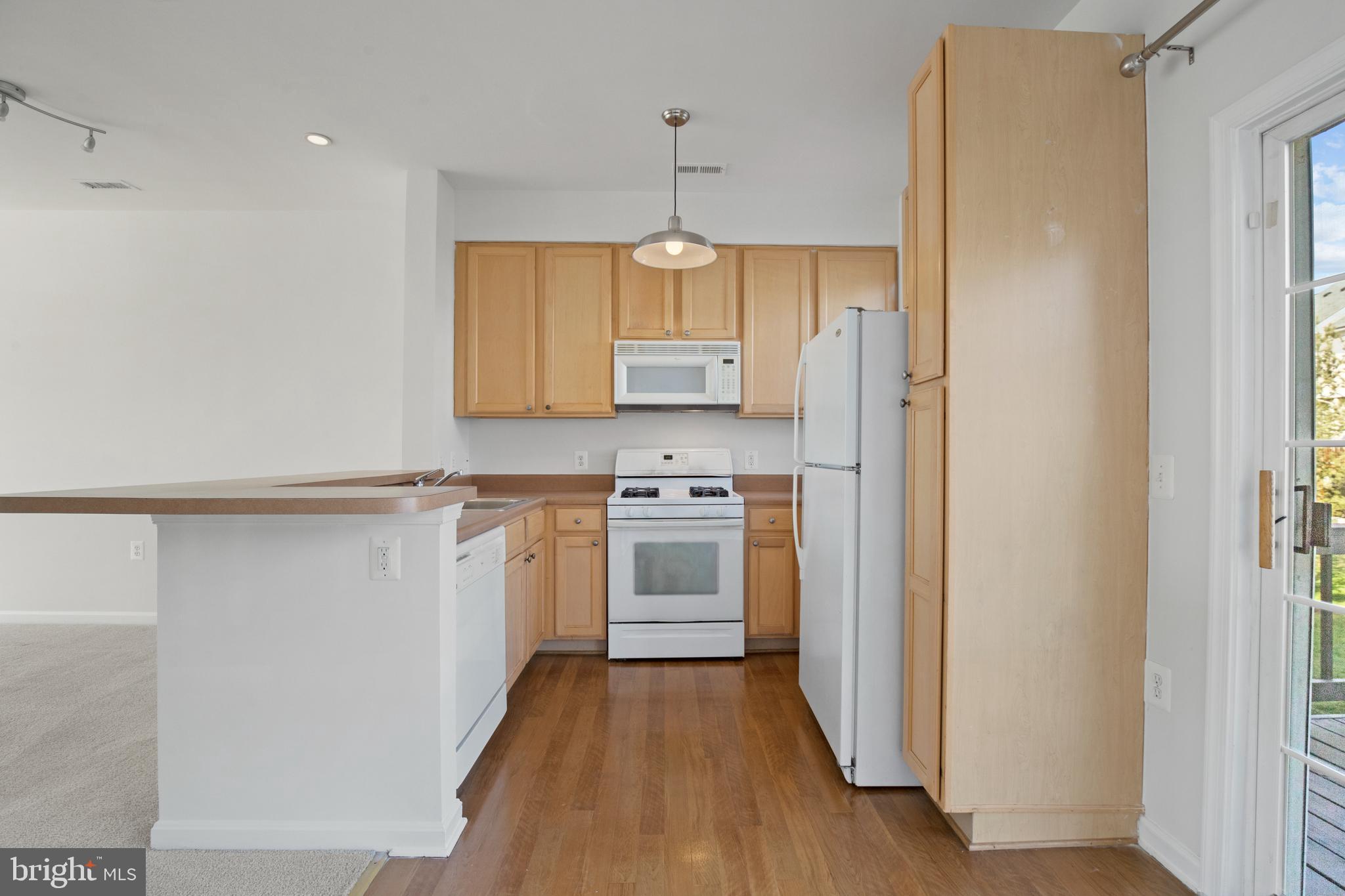 22941 Fontwell Square Sterling, VA 20166 - Photo 7 of 35 Updated Kitchen