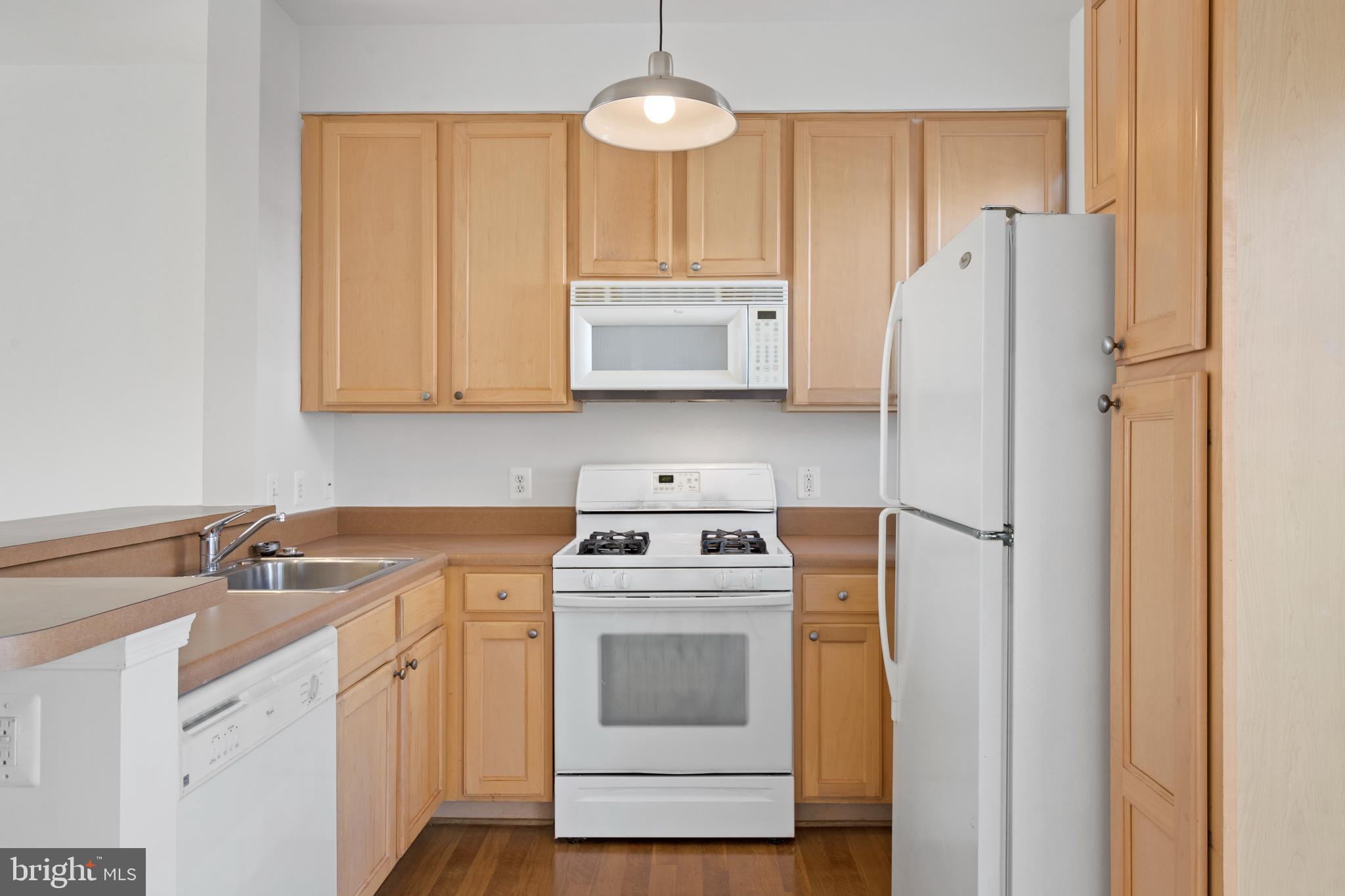 22941 Fontwell Square Sterling, VA 20166 - Photo 9 of 35 Updated Kitchen