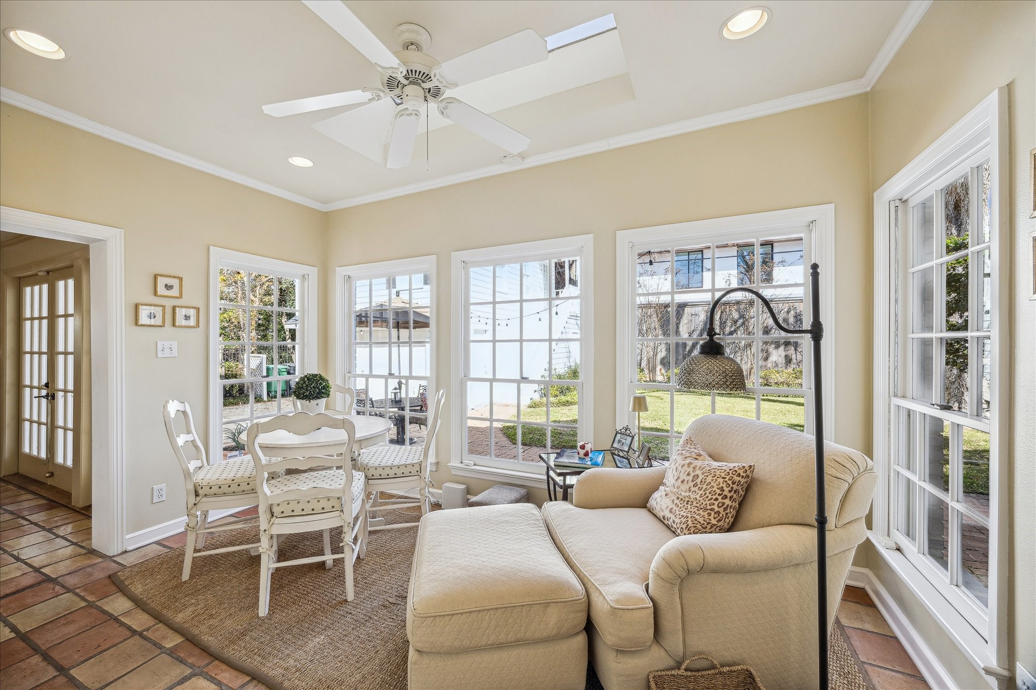 2160 Dryden Road Houston, TX 77030 - Photo 12 of 44 Sitting room off the ktichen