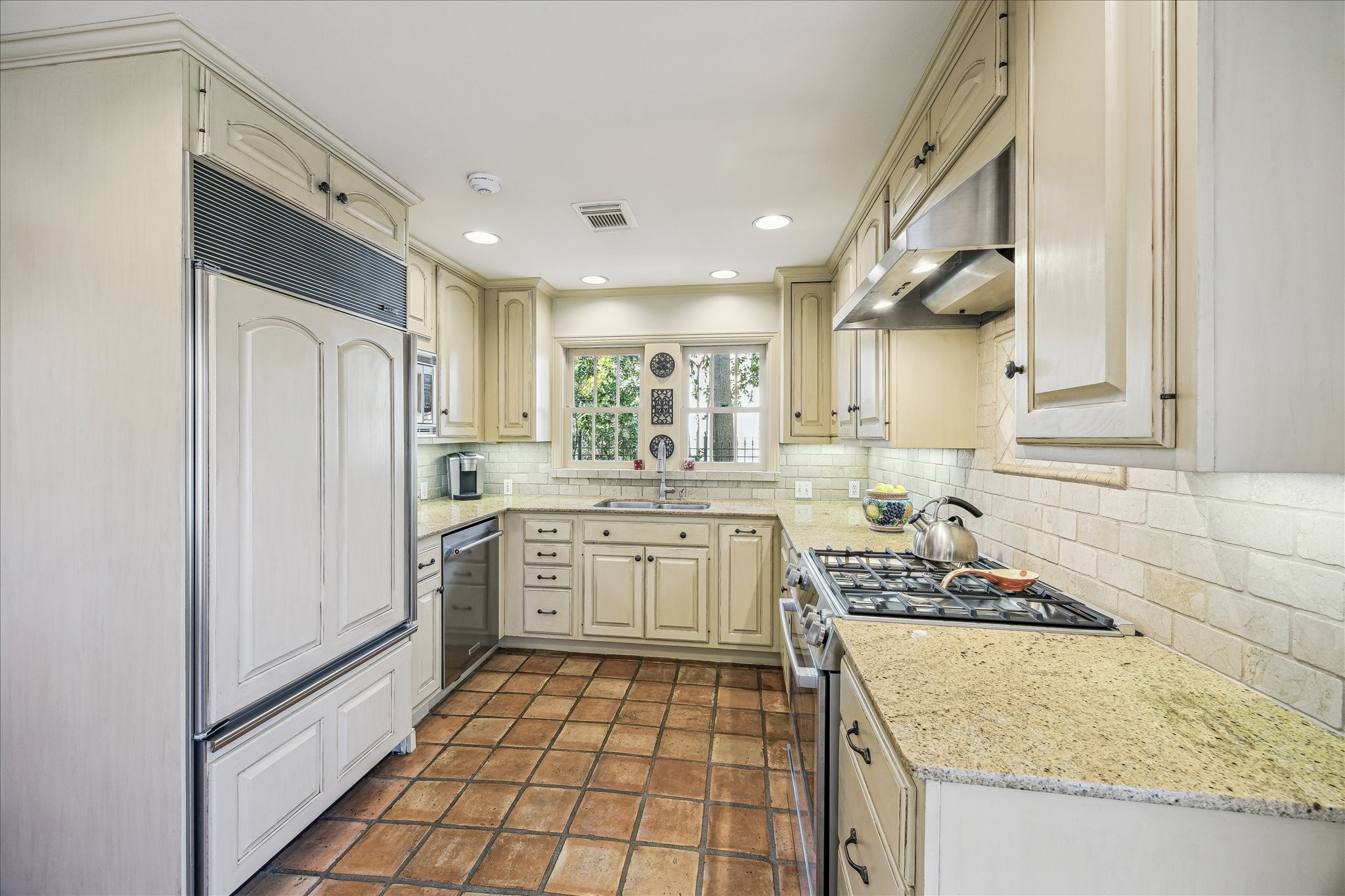 2160 Dryden Road Houston, TX 77030 - Photo 10 of 44 Kitchen