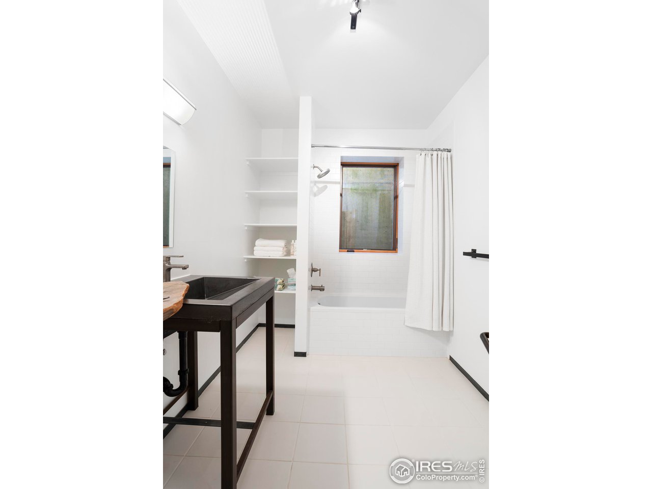 1740 Cedar Avenue Boulder, CO 80304 - Photo 34 of 40 a spacious bathroom with a sink and a mirror