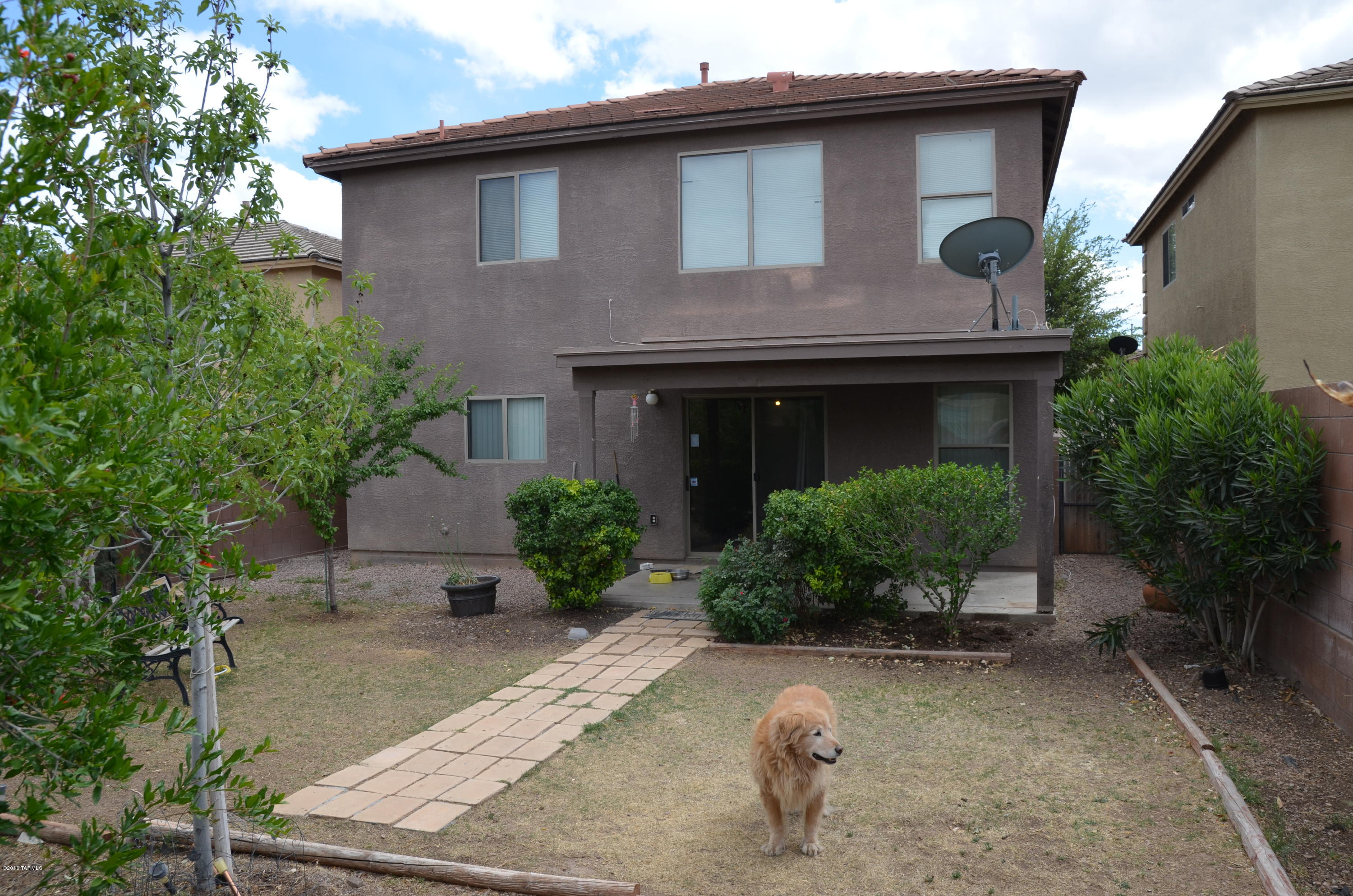 698 West Ash Ridge Drive Green Valley, AZ 85614 - Photo 4 of 19 a front view of a house with garden