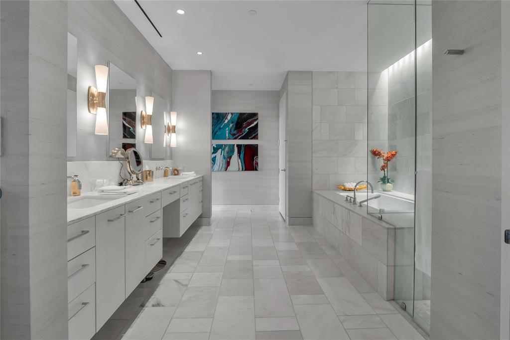 1747 Leonard Street, Unit 1402 Dallas, TX 75201 - Photo 19 of 36 a spacious bathroom with a bathtub sink and mirror