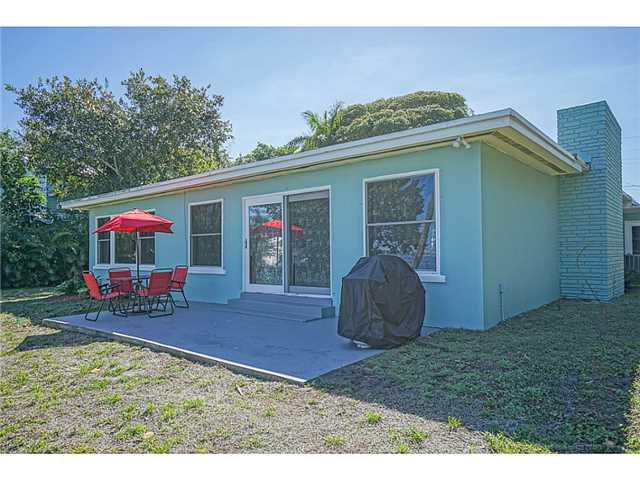 1041 Southeast Riverside Drive Stuart, FL 34996 - Photo 23 of 25 a view of outdoor space and yard