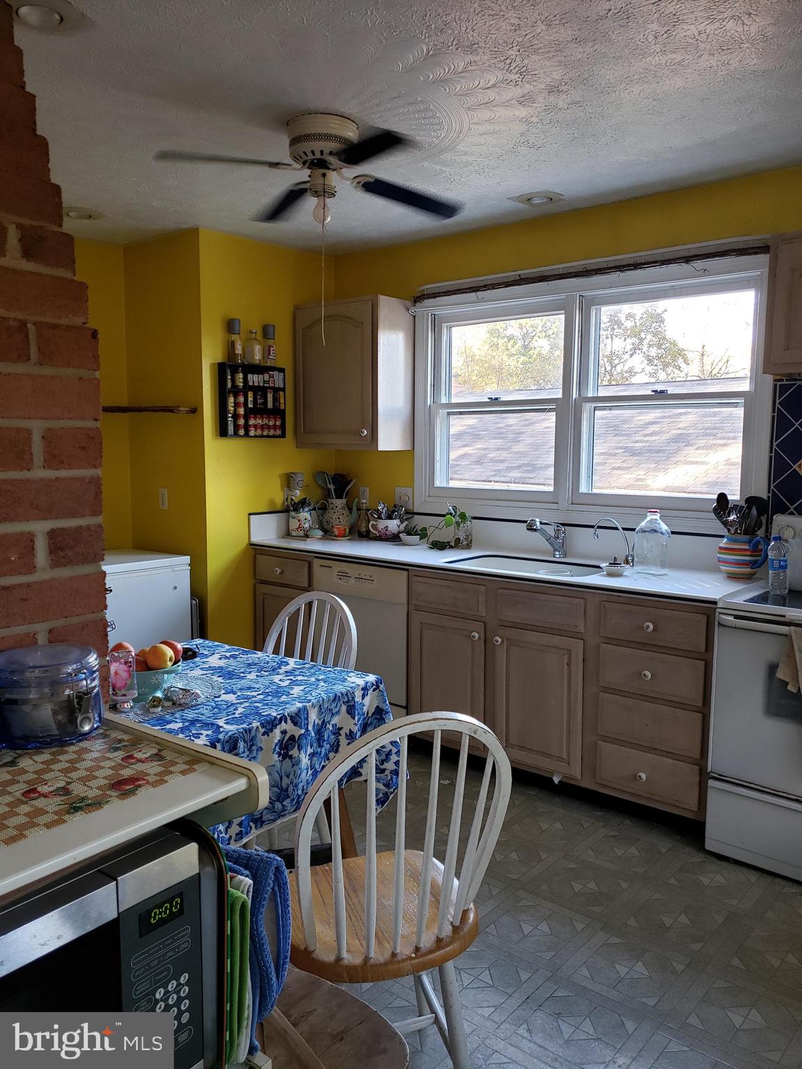 3328 Dominion Road Gerrardstown, WV 25420 - Photo 4 of 19 Table space in kitchen