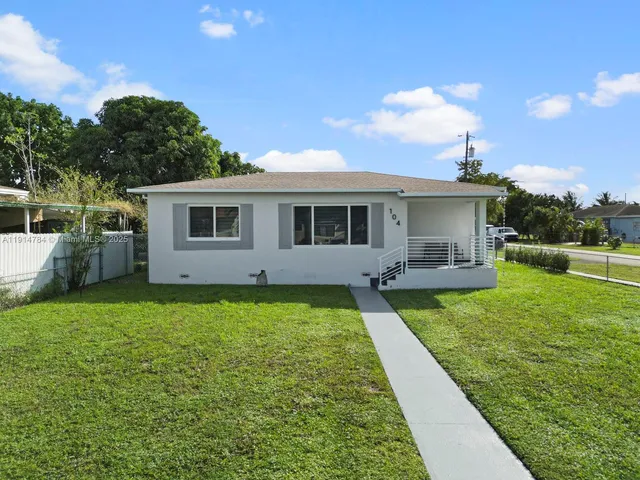 a view of a house with backyard