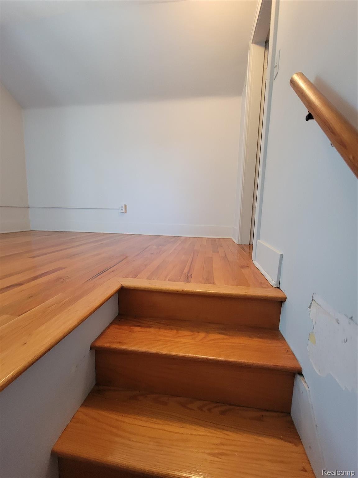 12749 Angle Road Bath, MI 48808 - Photo 14 of 33 Hallway upstairs.jpg