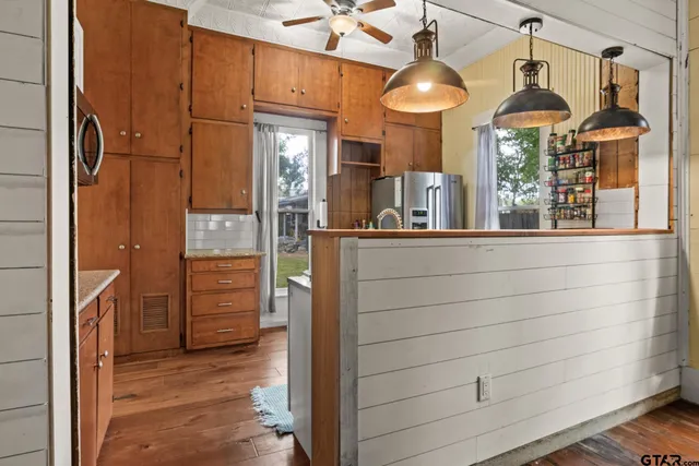 walk in closet and window