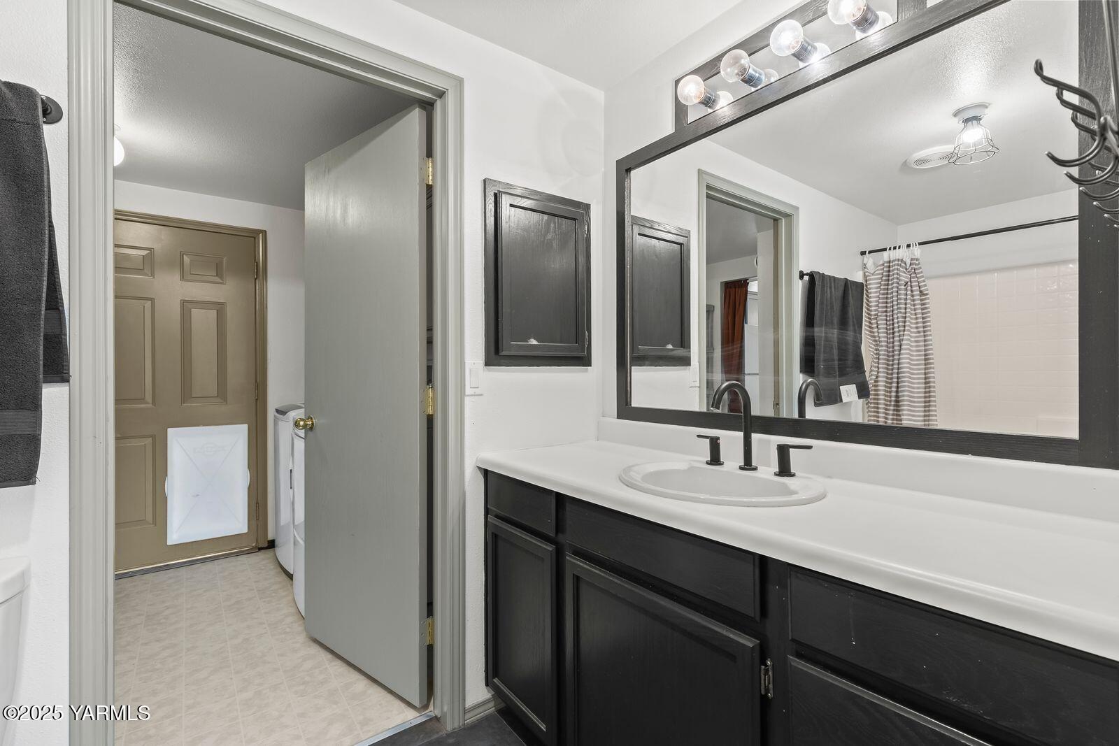 511 Pongala Road Tieton, WA 98947 - Photo 15 of 33 Guest Bathroom