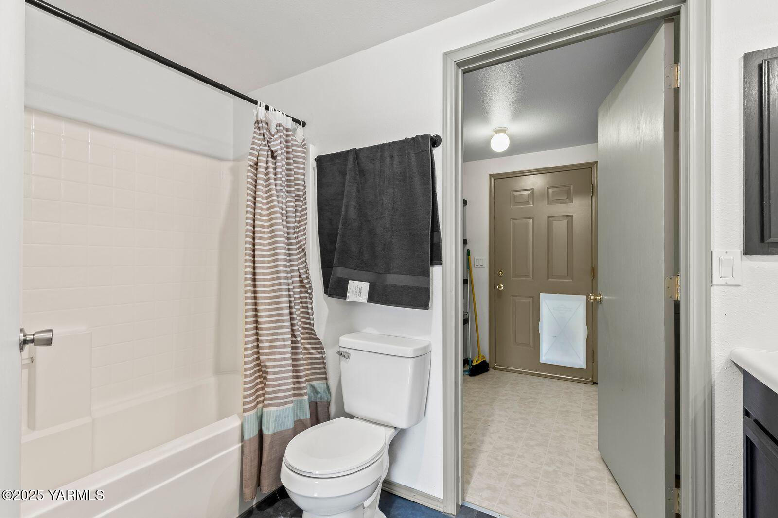 511 Pongala Road Tieton, WA 98947 - Photo 16 of 33 Guest Bathroom