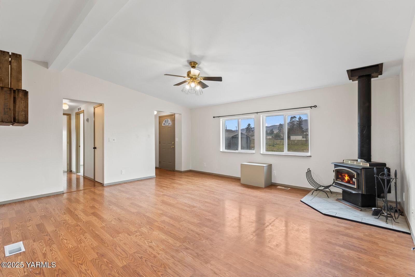 511 Pongala Road Tieton, WA 98947 - Photo 4 of 33 Living Room