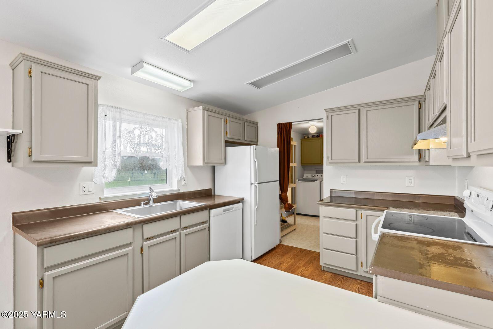 511 Pongala Road Tieton, WA 98947 - Photo 7 of 33 Kitchen