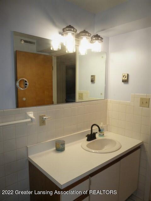 8654 Babcock Road Bellevue, MI 49021 - Photo 27 of 71 Main Bathroom