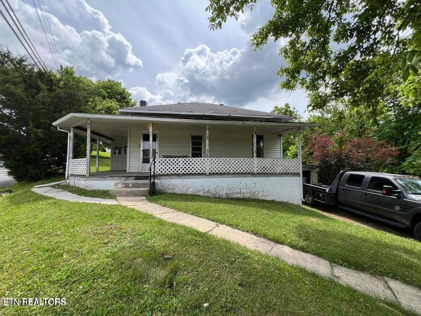 121 Sexton Lane Oneida, TN 37841 - Photo 3 of 32 a front view of a house with garden
