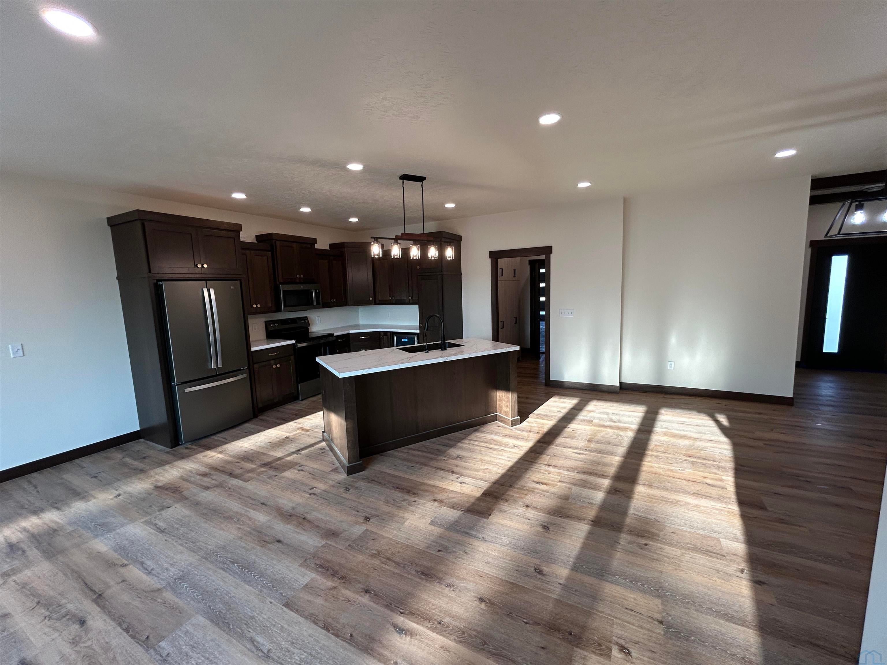 2075 Riviera Road Sioux Center, IA 51250 - Photo 10 of 24 Gallery Image 10