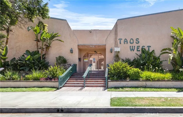 $2,795 | 7924 Woodman Avenue, Unit 20, Pacoima, CA 91402