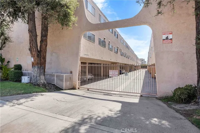 $2,795 | 7924 Woodman Avenue, Unit 20, Pacoima, CA 91402