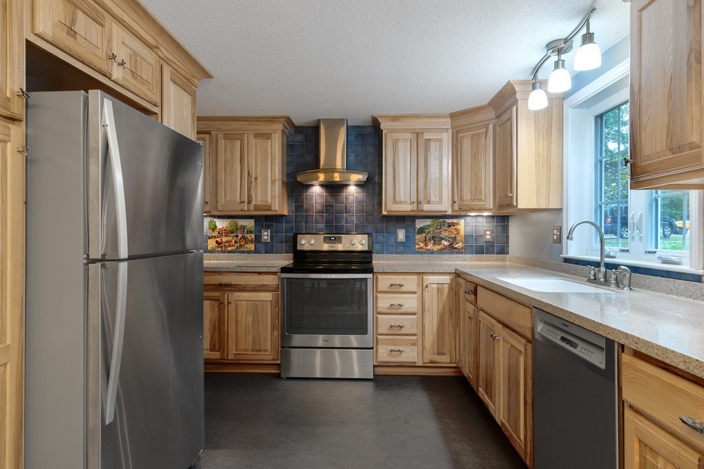 210 E Road Warren, MA 01585 - Photo 3 of 24 Gallery Image 3