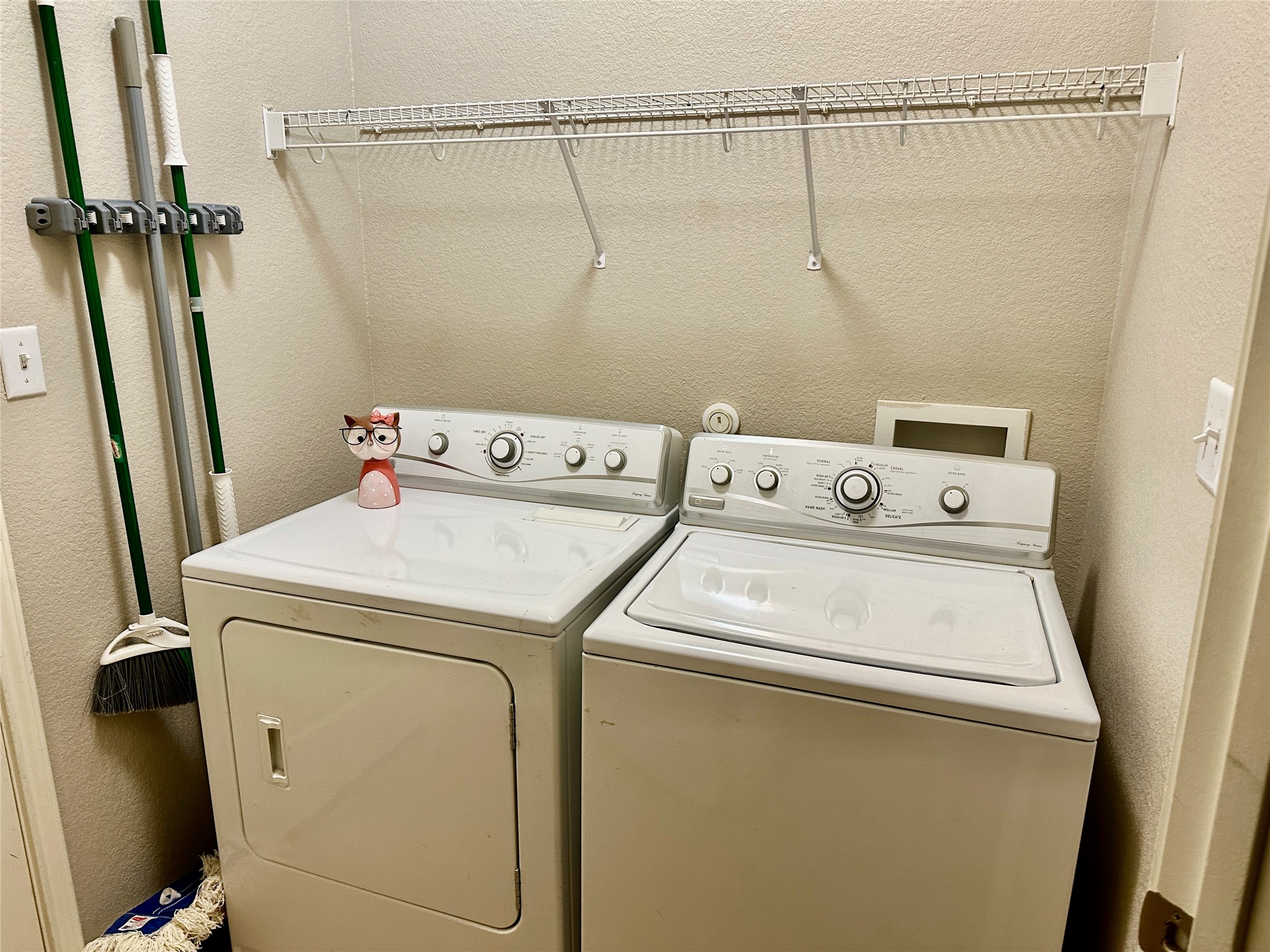 207 Dragon Ridge Road Buda, TX 78610 - Photo 18 of 38 Laundry room, washer/dryer provided