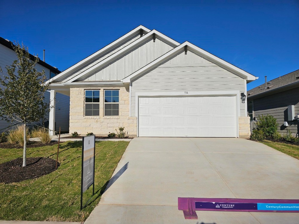 a view of an house with backyard