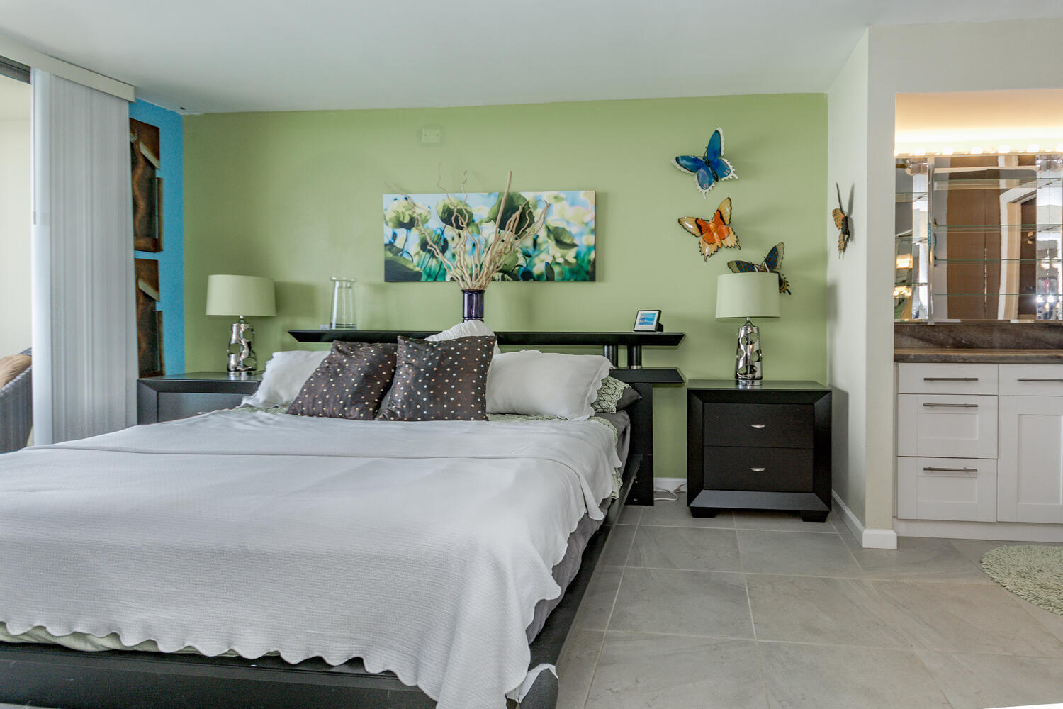 400 Ocean Trail Way, Unit 1405 Jupiter, FL 33477 - Photo 20 of 41 a bedroom with a bed and painting on the wall