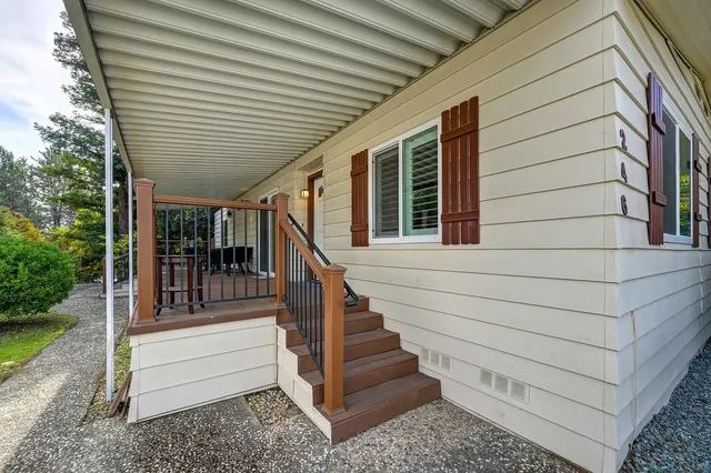 a view of entryway with a balcony