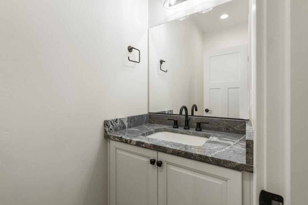 11635 Merganser Road Klamath Falls, OR 97601 - Photo 31 of 68 Hall Half Bath