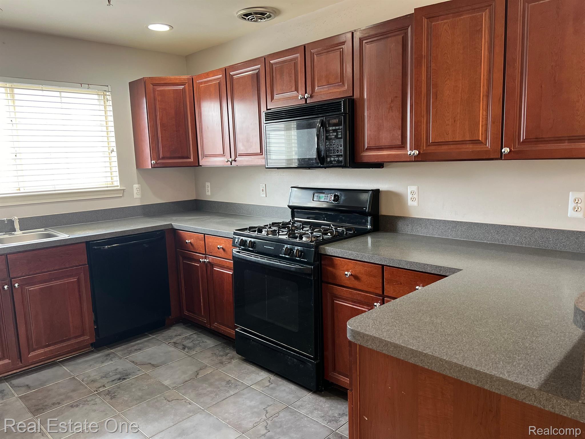 16918 Farmington Road Livonia, MI 48154 - Photo 6 of 21 VIEWS OF KITCHEN