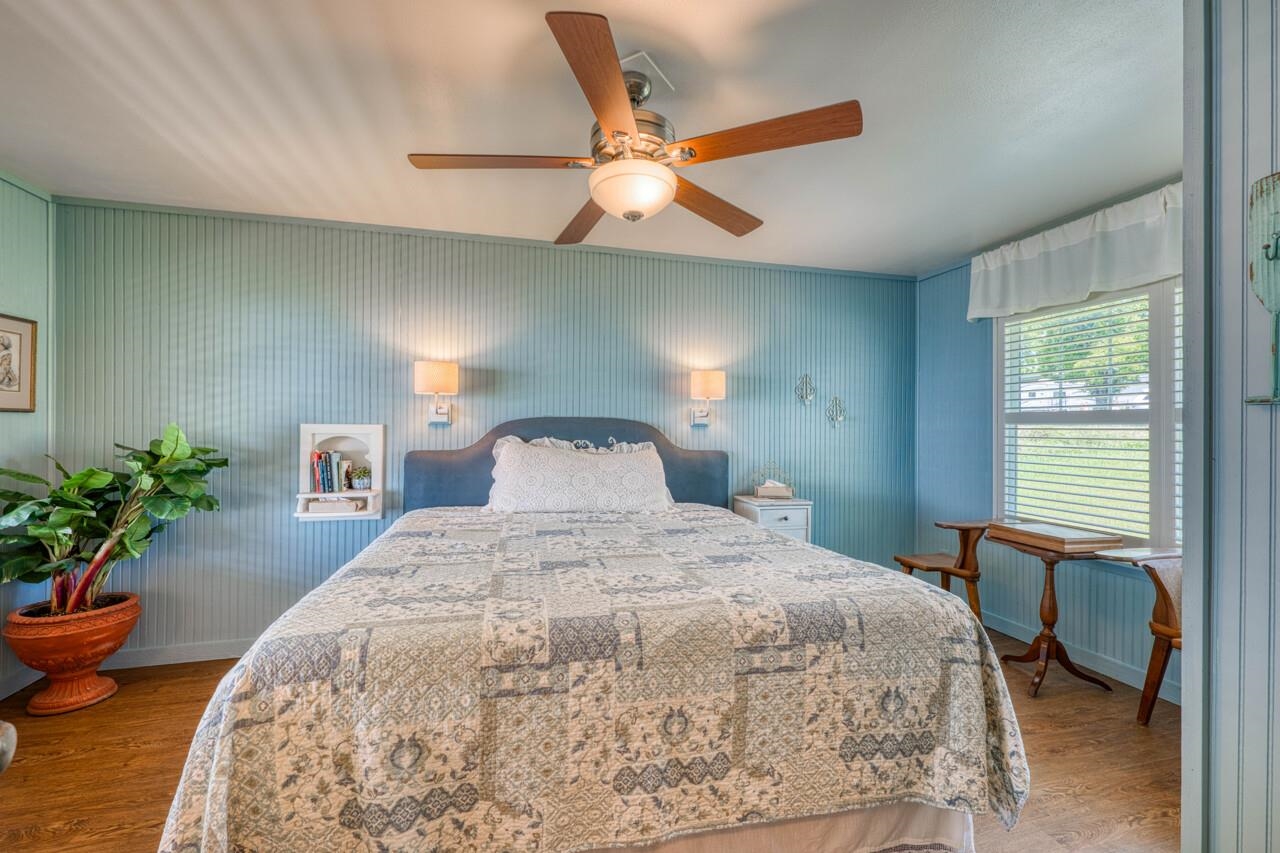 809 Lakeshore Loop Tow, TX 78672 - Photo 13 of 33 a bedroom with a bed and a potted plant