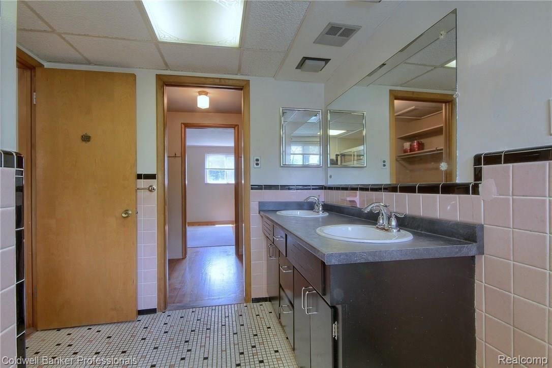 4880 South Merriman Road Wayne, MI 48184 - Photo 24 of 32 Bathroom_2nd_View.jpg