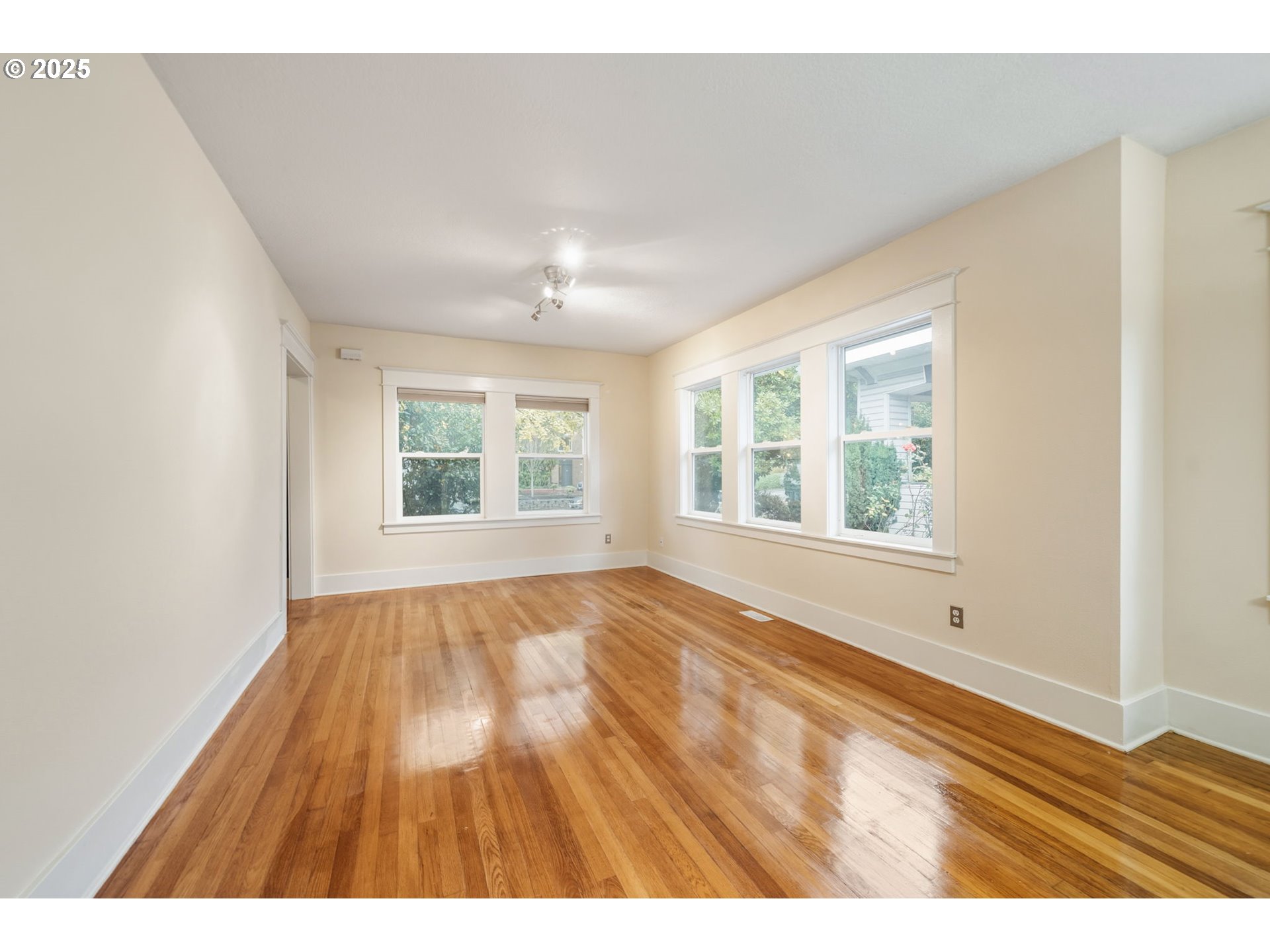 127 West 24th Street Vancouver, WA 98660 - Photo 14 of 38 Living Room