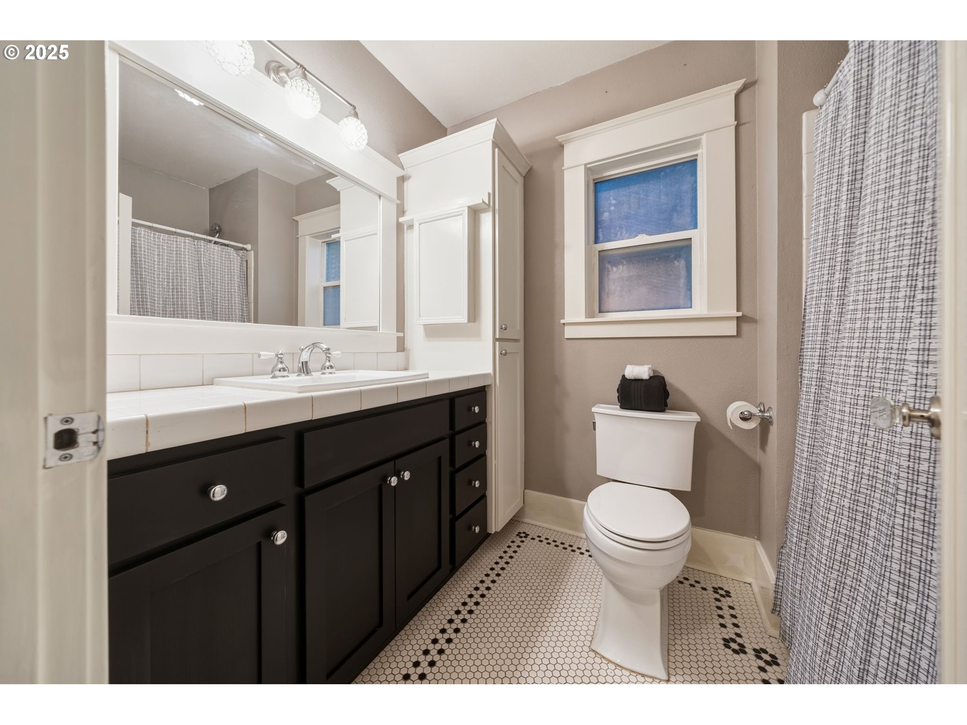 127 West 24th Street Vancouver, WA 98660 - Photo 17 of 38 Bathroom, Attached