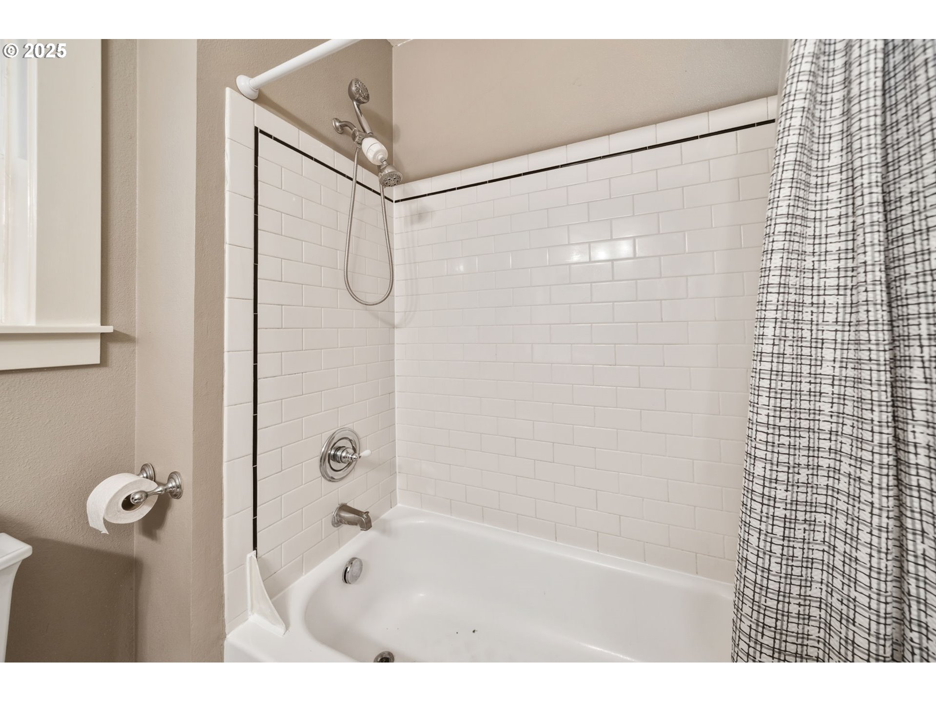 127 West 24th Street Vancouver, WA 98660 - Photo 18 of 38 Bathroom, Attached