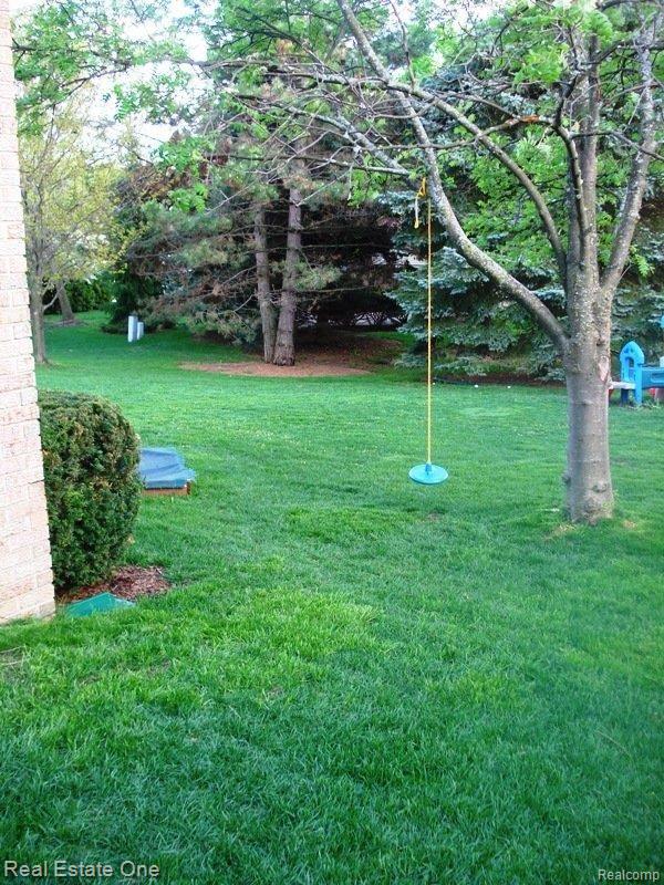 242 Tanglewood Drive Rochester, MI 48309 - Photo 18 of 25 Tanglewood 242 - Back Yard 2nd V
