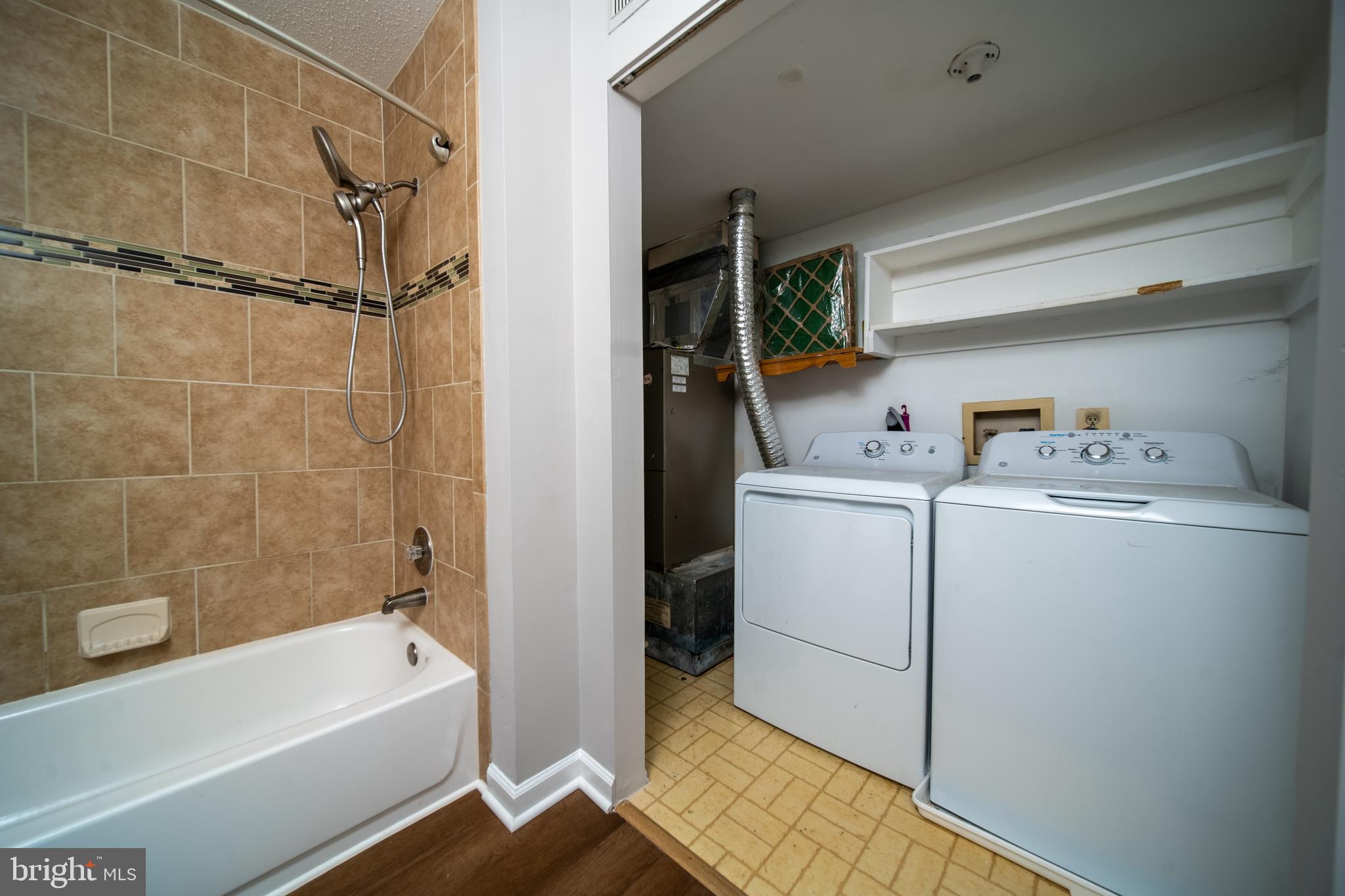 120 Fort Evans Road Southeast, Unit E Leesburg, VA 20175 - Photo 25 of 29 a bathroom with a bathtub and a shower