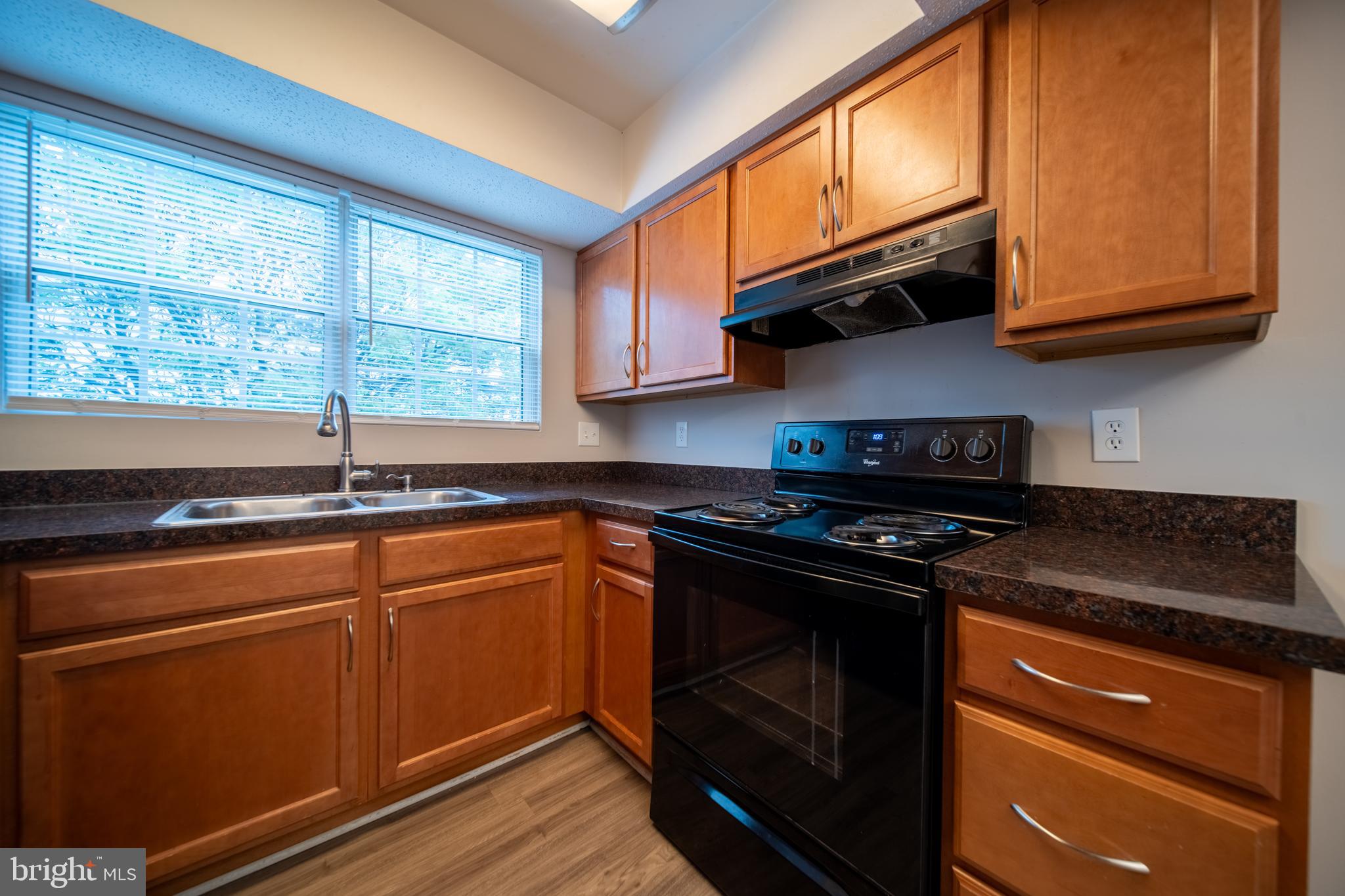 120 Fort Evans Road Southeast, Unit E Leesburg, VA 20175 - Photo 9 of 29 a kitchen with stainless steel appliances granite countertop a stove a sink and a microwave