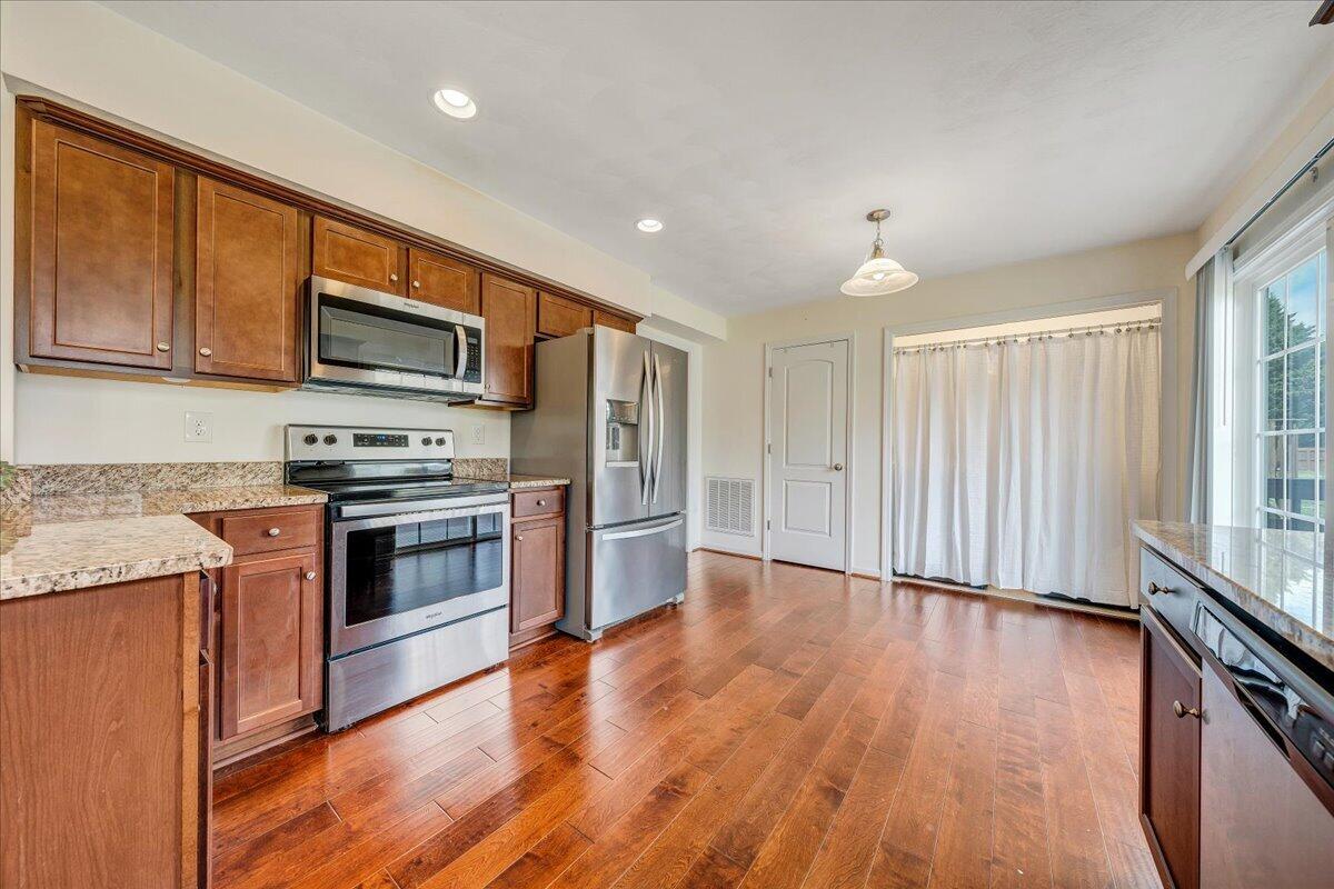 427 Cambridge Ct Road Vinton, VA 24179 - Photo 16 of 46 a kitchen with stainless steel appliances a stove a sink and a refrigerator