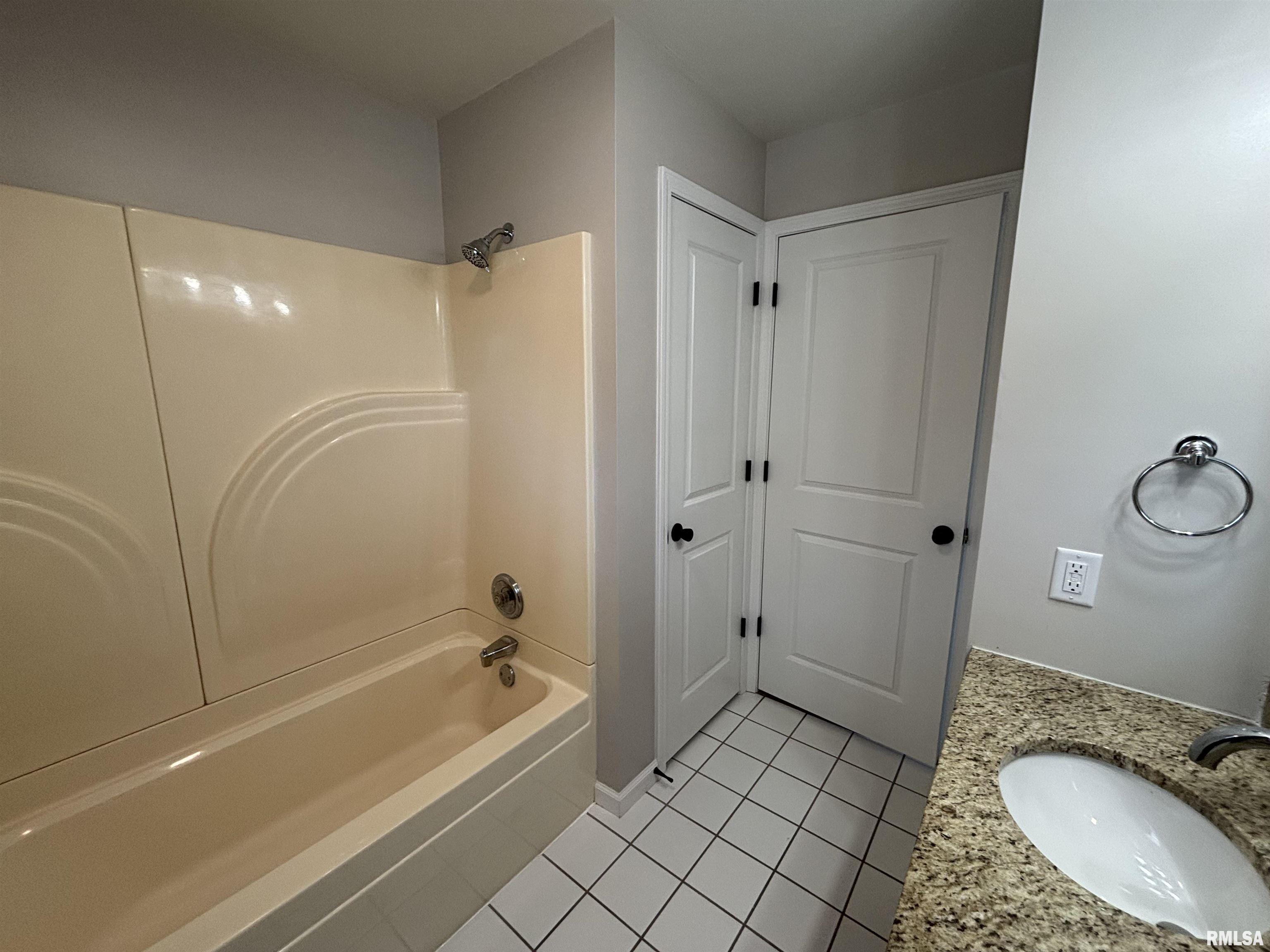 3237 Warner Drive Springfield, IL 62703 - Photo 12 of 32 Gallery Image 12