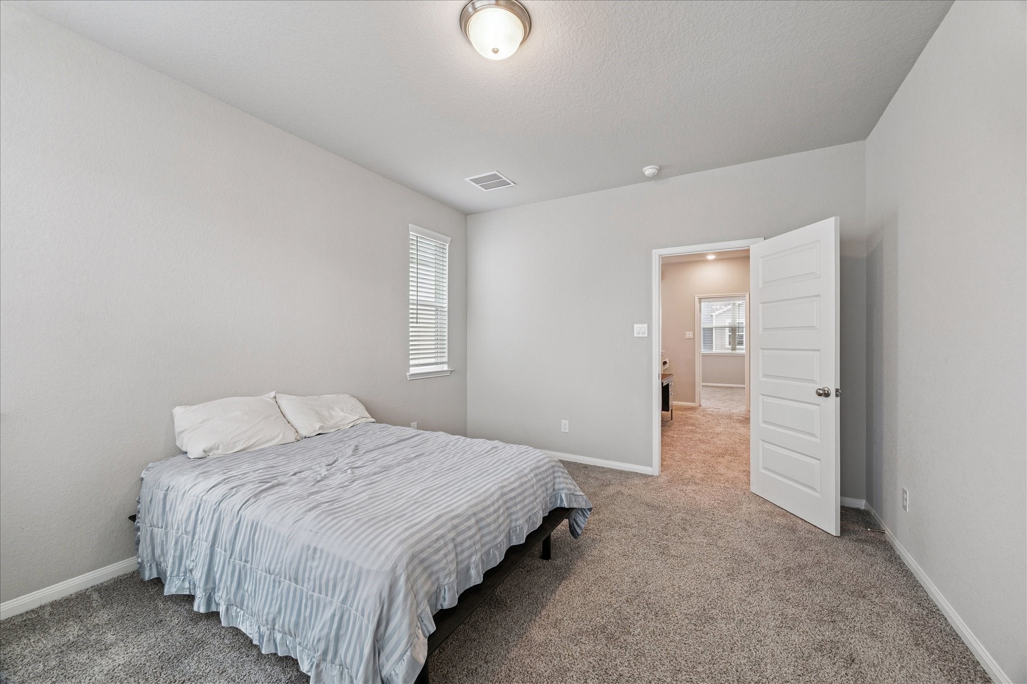 5502 Cuerta Street Houston, TX 77023 - Photo 15 of 25 a bedroom with a bed and a lamp