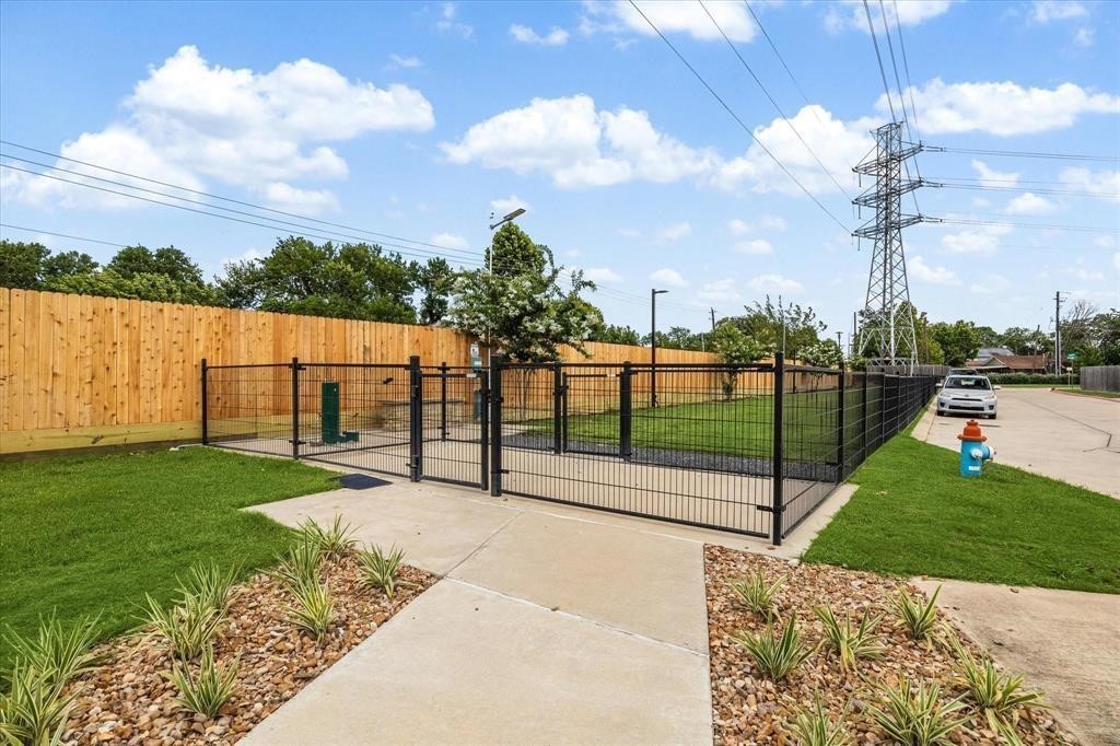 5502 Cuerta Street Houston, TX 77023 - Photo 22 of 25 a view of a park