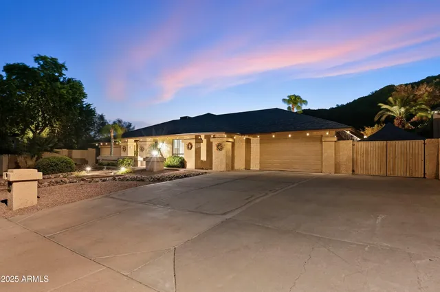 $929,999 | 2217 East North Lane, Phoenix, AZ 85028