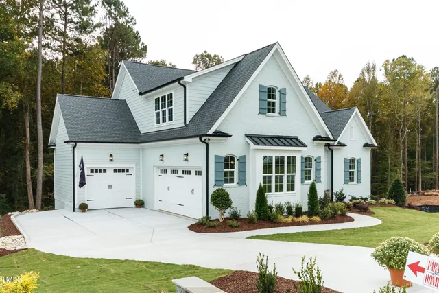 a picture of a book shelf