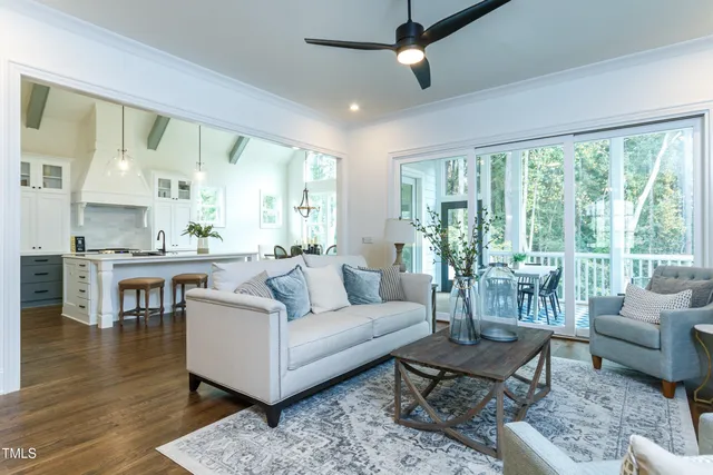 a view of entryway with a floor to ceiling window