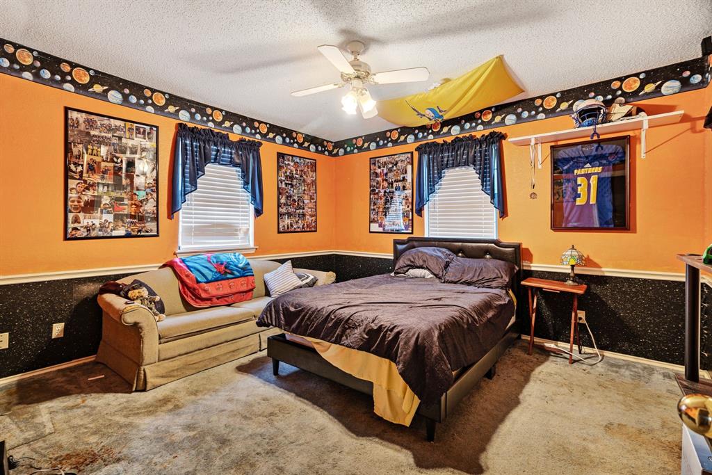 4315 Lakeshore Drive Reno, TX 75462 - Photo 15 of 20 a spacious bedroom with a bed and a couch