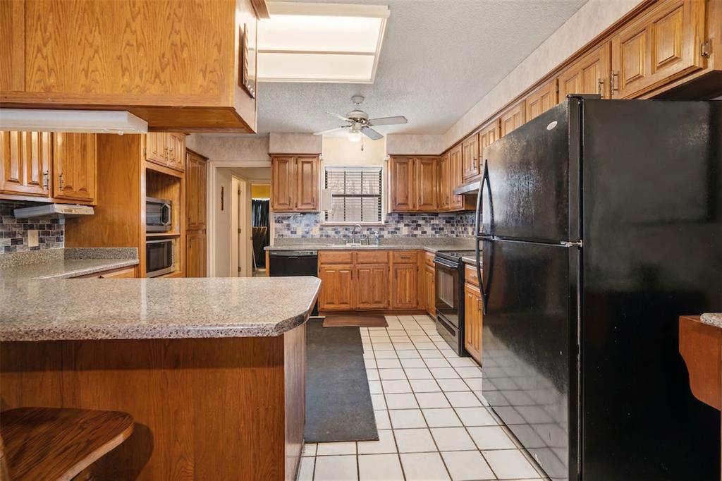 4315 Lakeshore Drive Reno, TX 75462 - Photo 8 of 20 a kitchen with stainless steel appliances granite countertop a refrigerator a oven and a stove
